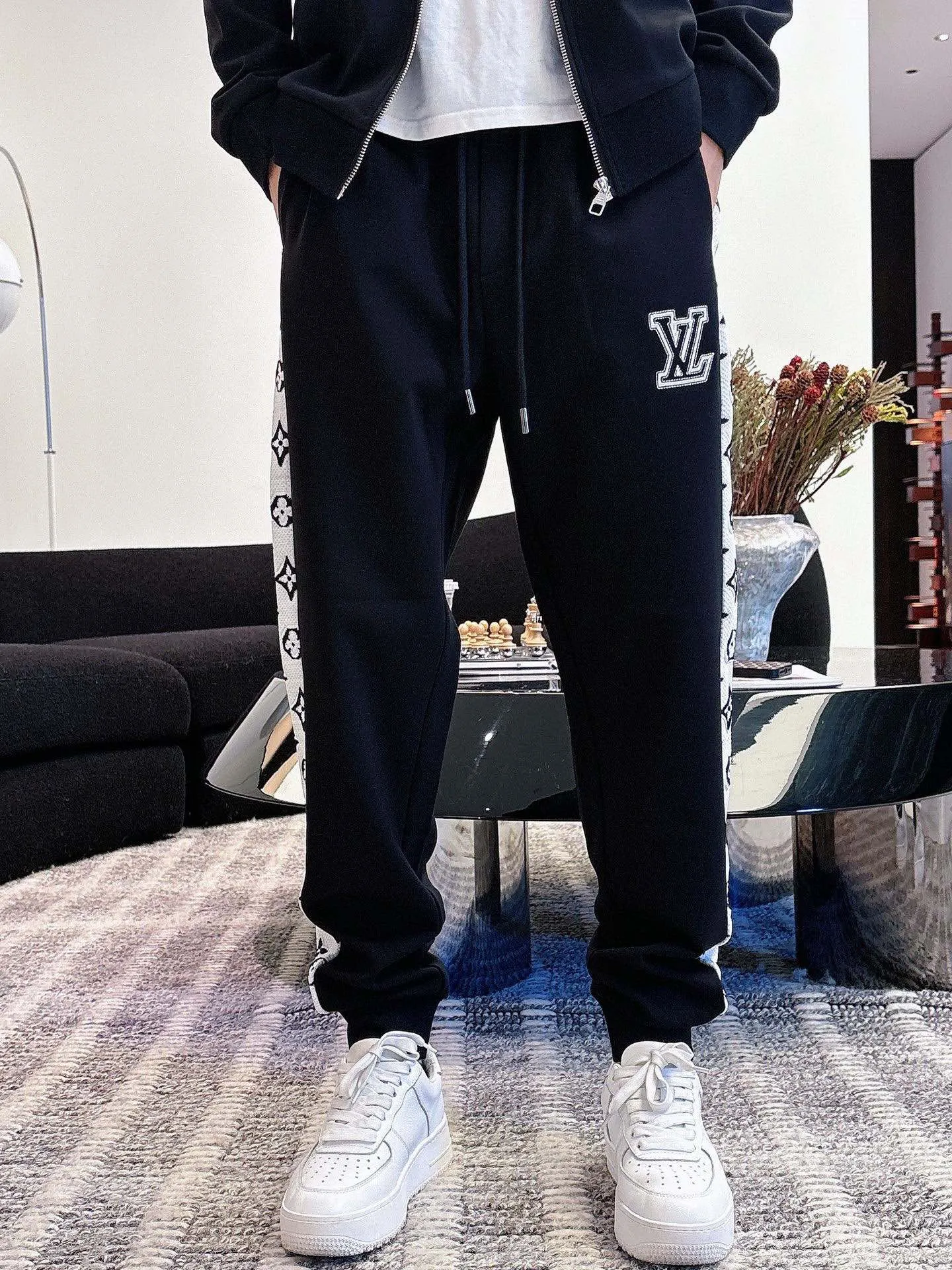 [LV Louis Vuitton] Hot-selling suit is coming. Focus on the original version of the official website. 2025 new hot-selling cardigan and sweatshirt suit. The original order is the best 🇭🇰. It is the meticulous work of top designers. It has a fitting and perfect upper body effect. All-natural high-quality Tencel Roman cotton 100%, close-fitting comfort, noble and elegant! Original hardware embodies elegance and nobility! Counter size: M-3XL (maximum wear up to 190 pounds)